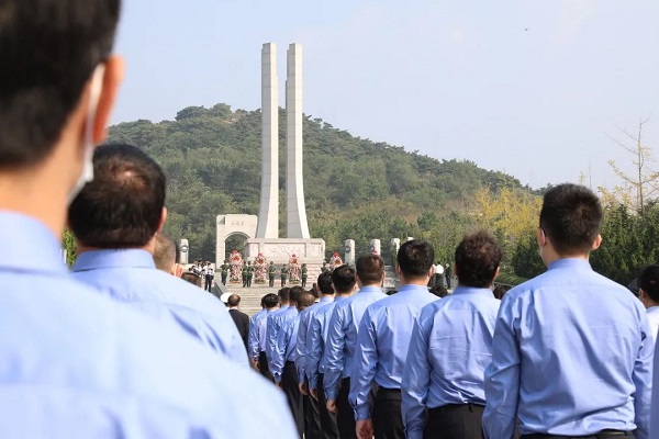 市检察院组织干警参加向人民英雄敬献花篮仪式